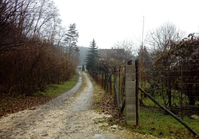 A falusias lakóterületen elhelyezhető építmények és épületekről a (2) bekezdés rendelkezik. A (3) bekezdés alapján a területet legalább részleges közművesítéssel kell ellátni.