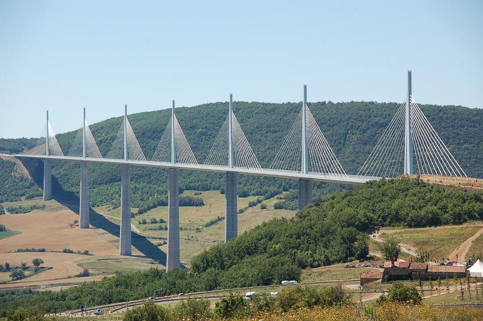 Francia szépség: a Millau Viadukt 342 m nyílás; 343 m magas pilon; Acél