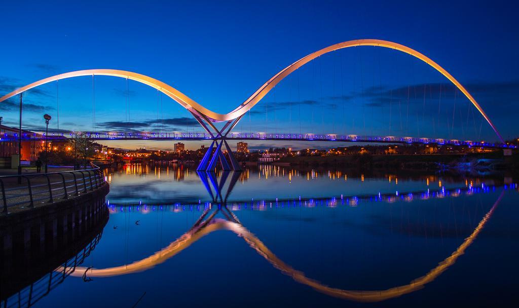Stockton-on-Tees: Infinity Bridge Aszimmetrikus dupla ív, függesztett acél