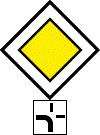 7. oldal (2) Ha az útkereszteződésben a főútvonal vonalvezetése az egyenes iránytól eltér, ezt az (1) bekezdés e) pontjában említett jelzőtábla alatt elhelyezett kiegészítő tábla jelzi; a kiegészítő