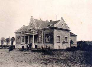 1450-től német nevén Czanig-ként, majd Zanegg-ként jegyzik évszázadokon át az óvári uradalomhoz tartozó községet. 1908-tól a település neve: Mosonszolnok. A XVI.