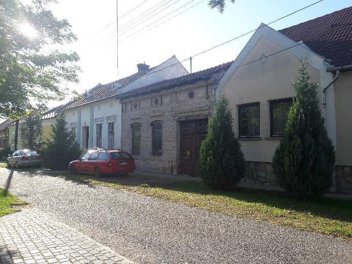 Ezek a Fő utcát ölelik fel, mely a falu történeti