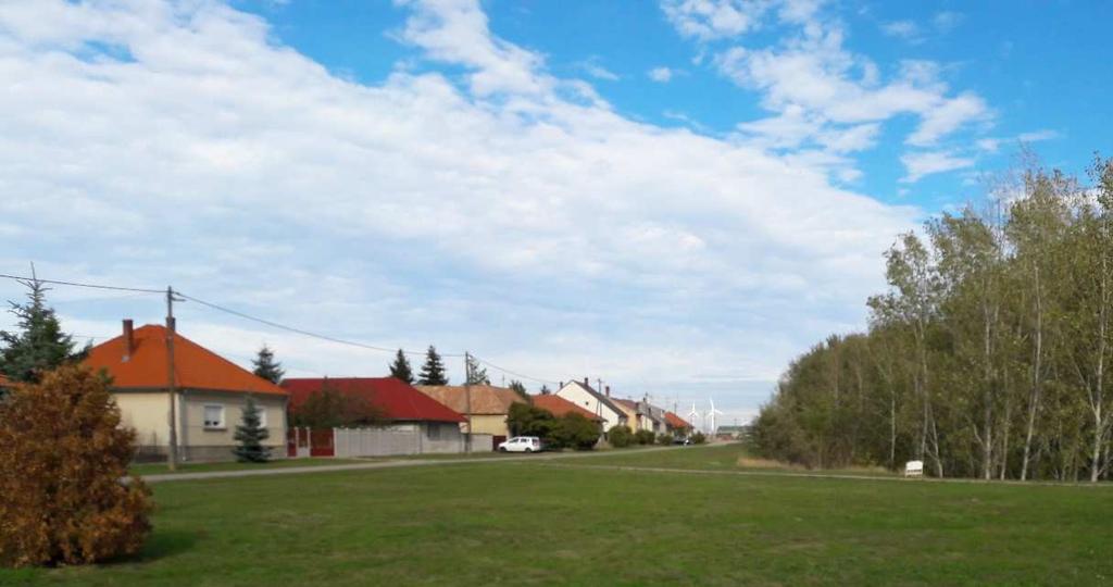 Az előkert nélküli szakaszokon új építésnél az előkert nélküli kialakítás a kívánatos, az előkertes részeken pedig az előkertes beépítés, hogy egységes arculatot kapjanak az utcák.