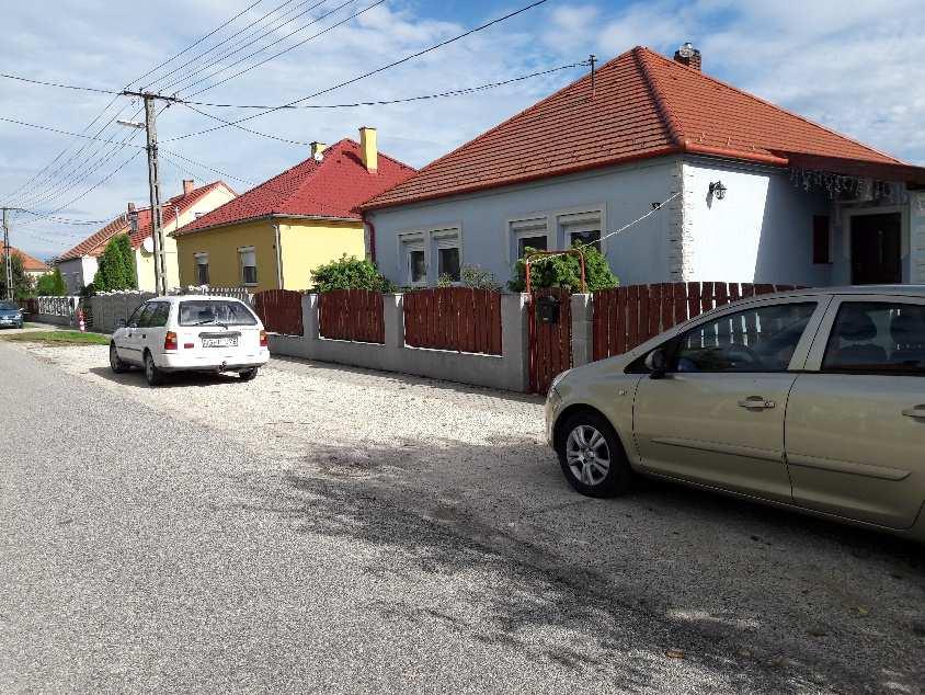 indokolatlanul, nagymértékben hátrahúzott