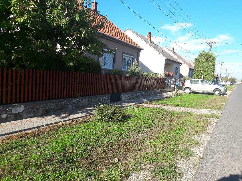 A családi házak nagy részben a telek