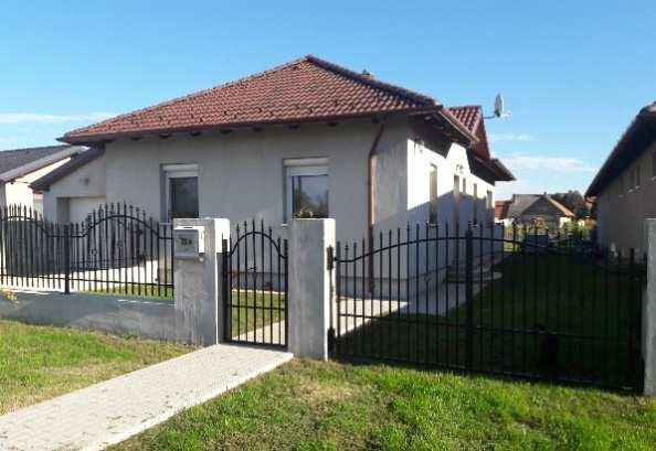 tetőhajlás a jellemző.