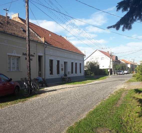 úgy oda ne tördelt tetőformájú épület kerüljön, hanem a szomszédokhoz hasonló