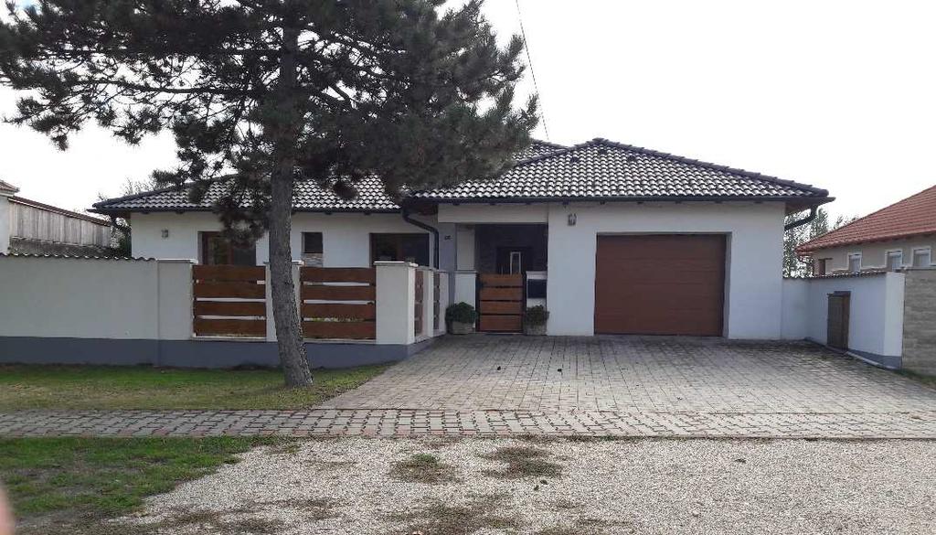 HOMLOKZATKÉPZÉS Mivel az utcai homlokzat az épület arca, nagyon fontos az utcaképhez illeszkedő szín- és anyaghasználat, valamint a hagyományos arányok