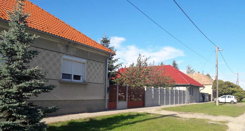 A túl nagy tömegű, terjengős épület elnyomja a környező, kisebb épületeket, jelentősen rontva az utcakép összhatását.