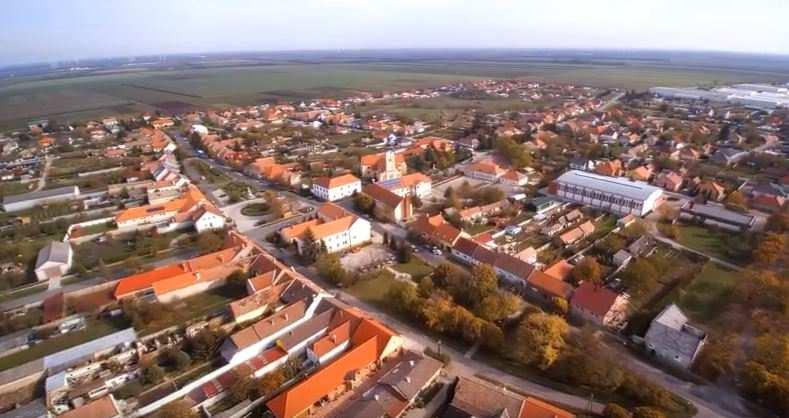 A porták előtti terület ápolásával, dísznövények vagy jellemző