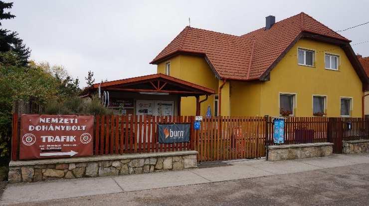 vezet. Mosonszolnokon a műemléki környezetben reklámhordozó nem helyezhető el.