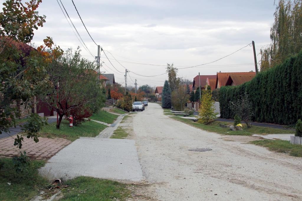 A Radnóti utca lakóházai már Sárkeresztes legújabb fejlődési irányát jelzik, hiszen az elmúlt 20 éven belül épültek.