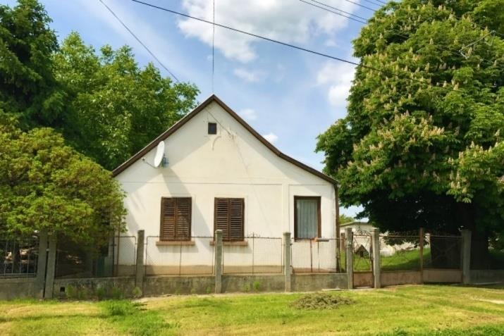 egy épület: építészeti értéke; arányhelyes tömege; minőségi