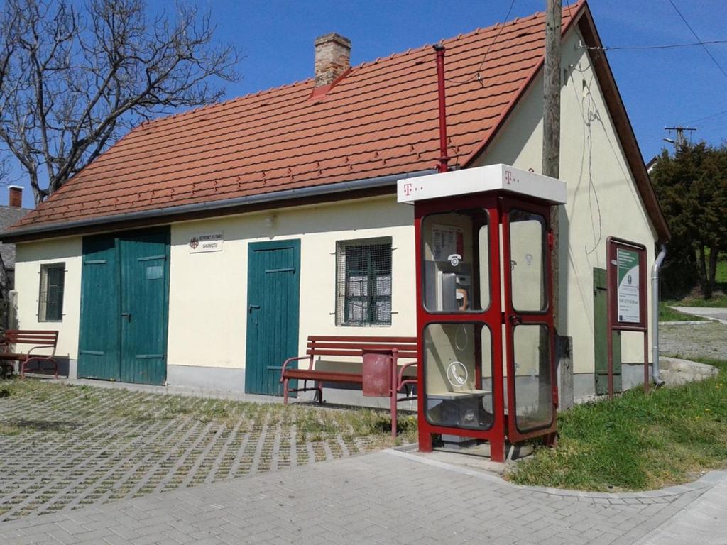 A hírközlési tevékenységgel kapcsolatos építményfajtákra korlátozás nem állapítható meg, az elektronikus hírközlési építmény elhelyezését a közterület tulajdonosa
