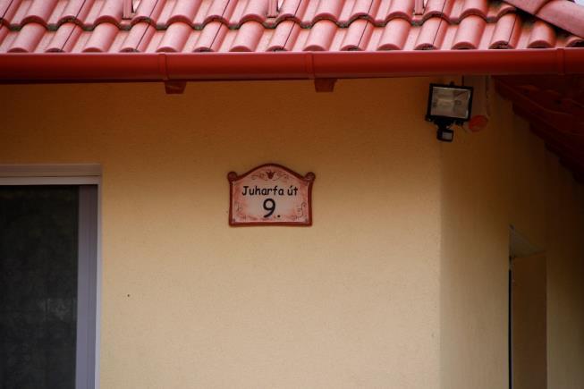 reklám nem helyezhető el, kivéve külön engedéllyel.