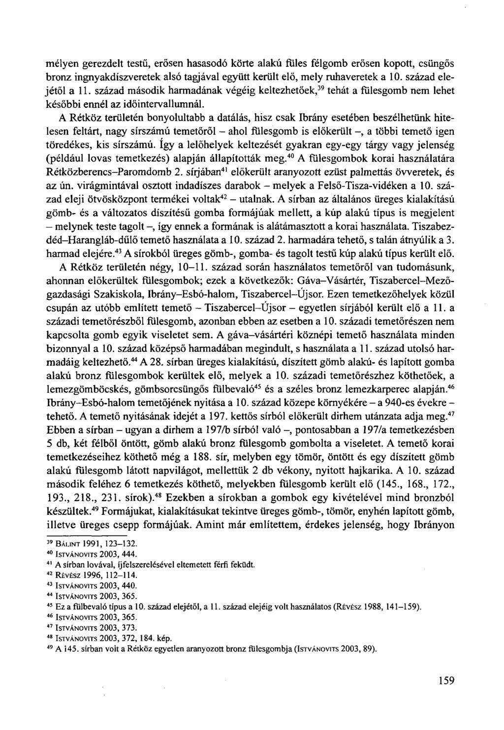 mélyen gerezdelt testű, erősen hasasodé körte alakú füles félgomb erősen kopott, csüngős bronz ingnyakdíszveretek alsó tagjával együtt került elő, mely ruhaveretek a 10. század elejétől a 11.