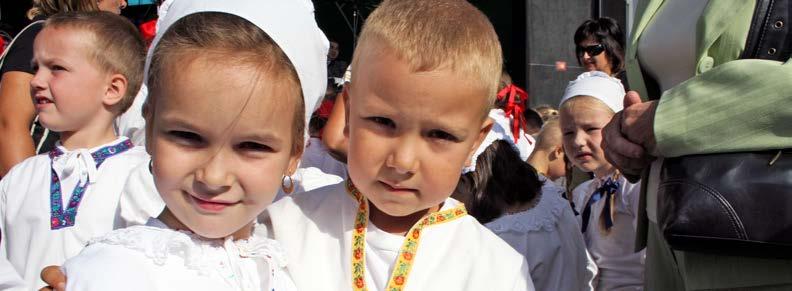 Dráfi László és Andrea Čalová közvetítették azzal a céllal, hogy a gyerekek megismerjék más régiók folklórhagyományait is.