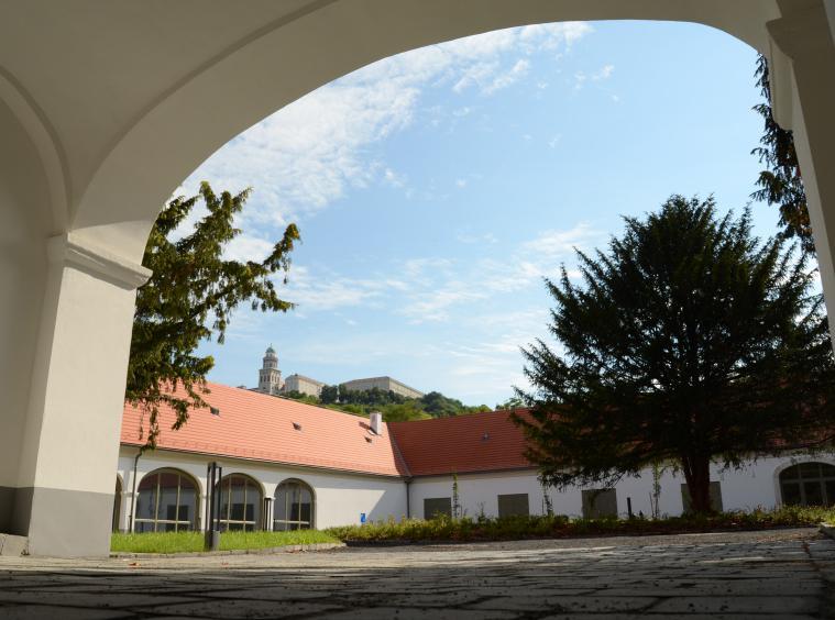 11 Pannonhal Labora átalakított ún. Mátyás-kehely. A kőtárban a monostor építésének a faragott kőemlékeivel ismerkedhetnek meg a látogatók, az emlékanyag a 11. század és a 16.