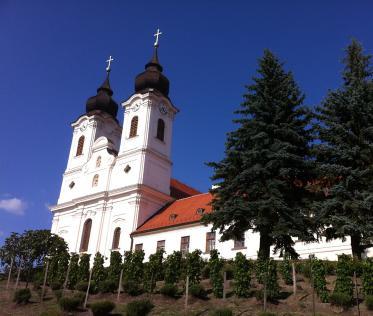 Apátság, és a győri Szent Mór Bencés Perjelség. Komárom, Bakonybél, a budapesti Tanulmányi Ház és a Domus Religiosa in Zeiselhof Pannonhalmától függő rendházak.