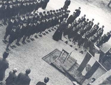 Hogy mi ez a különbség, azt egyszer egy angol egyetemi hallgató fejezte ki előttem nagyon szellemesen, aki lelkesedéssel magasztalta az angol nevelőintézeteknek jelentőségét.