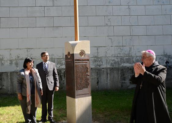 7 Pannonhal Életünk Pannonhalma mint nemzeti emlékhely Szeptember 24-én, Szent Gellért napján avatták fel a főkönyvtár nyugati homlokzata alatt a sztélét, amely azt jelzi, hogy a Pannonhalmi