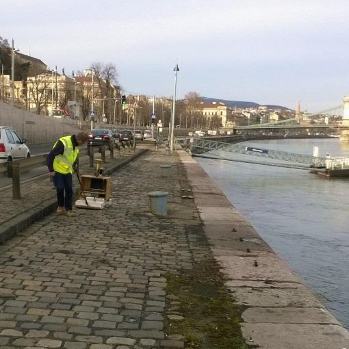 Földradar (GPR) mérés Fizikai alapja: a kőzetek/üledékek eltérő dielektromos állandója miatt az elektromágneses hullámok terjedési