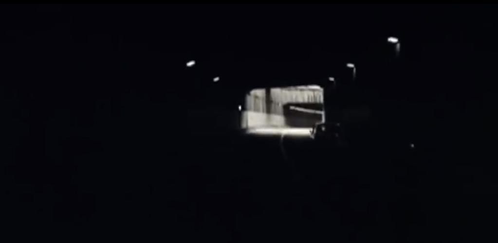 felelőtlen hatalomvágyának demonstrációjaként. Modell társadalmat azonban, amely a kor problémáit megoldaná, hiába keresünk a filmben.