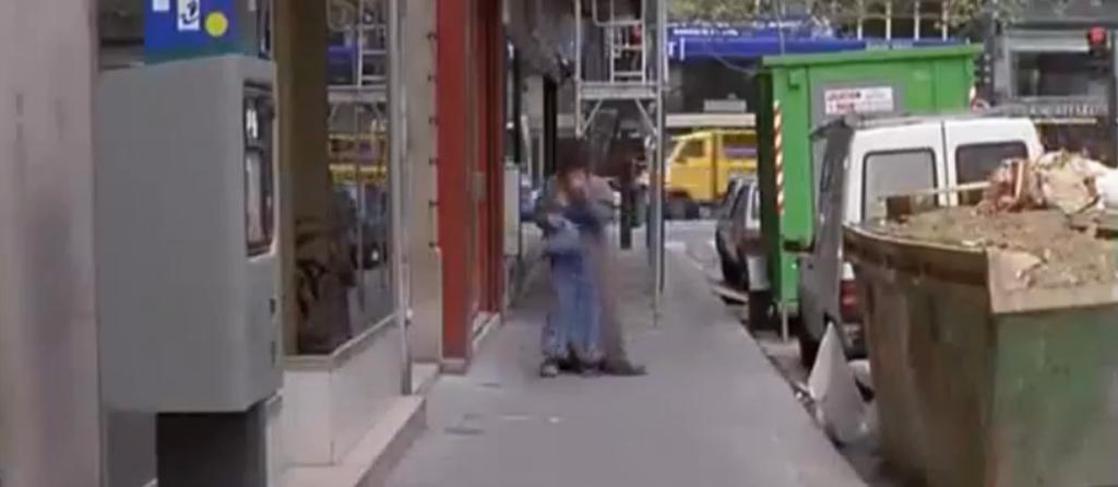 A városi képek legjellemzőbb színe a szürke, egyedül a történelmi épületeknél