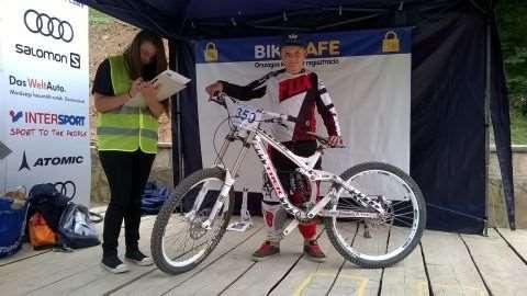 9 BikeSafe Eplényben Downhill országos bajnokság és kerékpár-regisztráció. 2017. július 14-16. tartották az eplényi Bringarénában a downhill kerékpárosok országos bajnokságát.