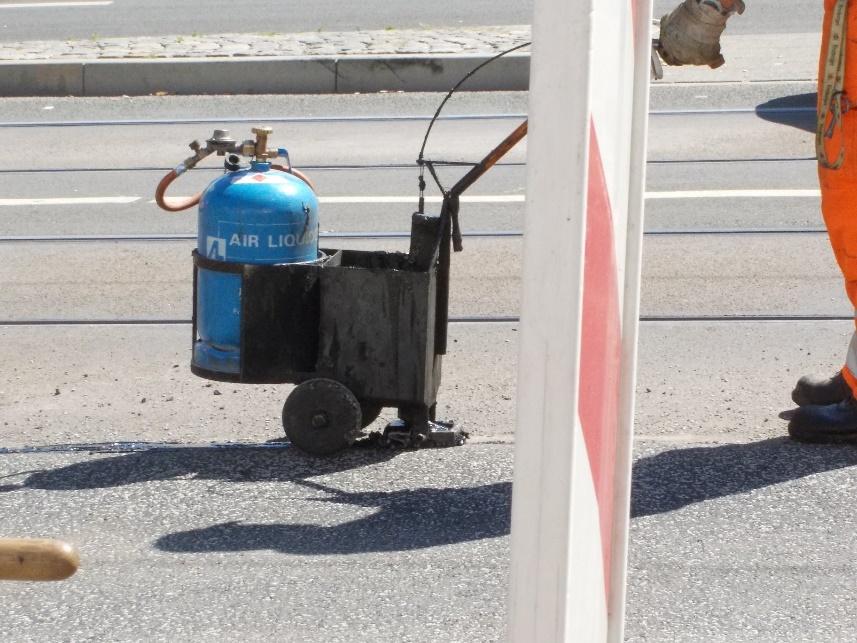 ábra) a szalag melegítését nyílt lánggal oldották meg. A bitumenes szalagban lévő modifikálószerek jellemzően 200 C körüli hőmérsékleten kiégnek.