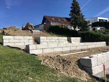 Aufgrund der hohen Betonqualität ist das Versetzen einer SW-ReCon Stützwand sowohl am,