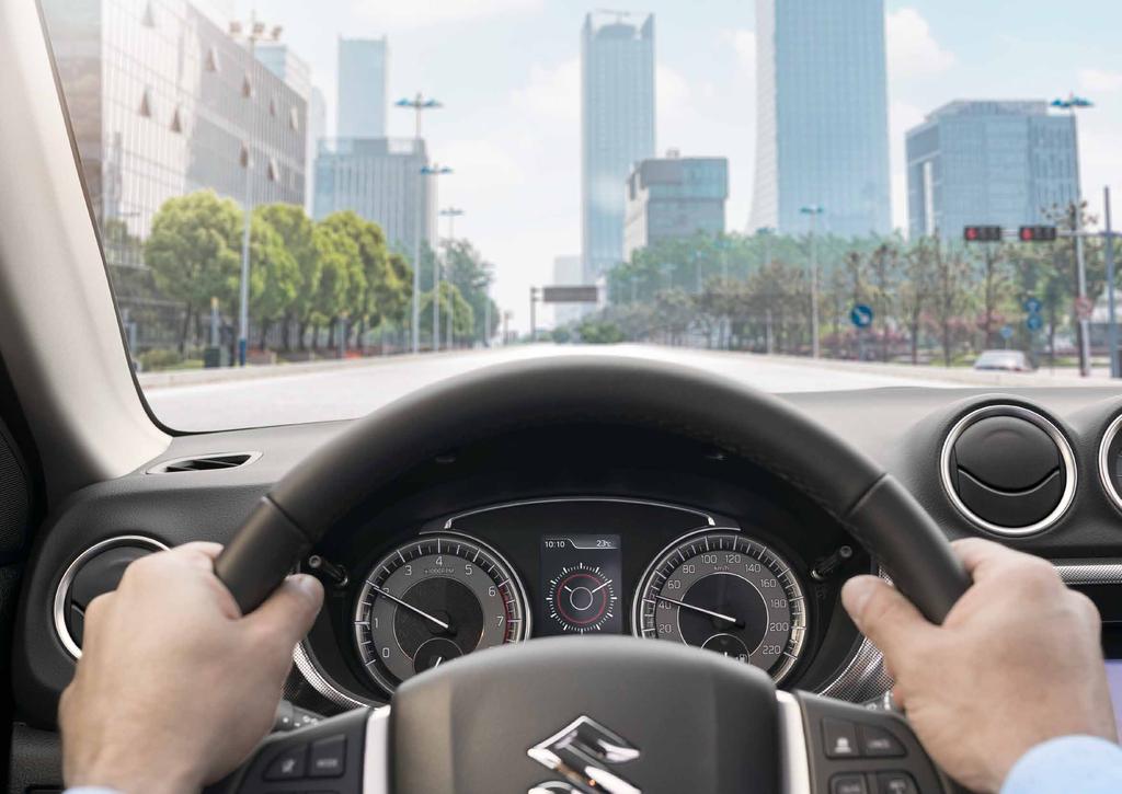MEGNÖVELT VEZETÉSTÁMOGATÁS Fejlett vezetést támogató rendszerek* A Vitarában megtaláható a Suzuki fejlett, szélvédőhöz erősített kétérzékelős (egylencsés kamera és