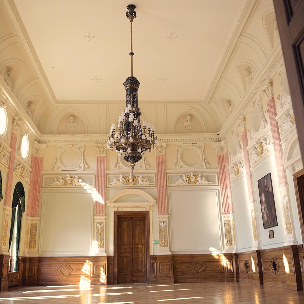 restaurálás folyamán több réteg festéket távolítottak el a szobrokról, így láthatóvá váltak azok részletei, illetve olvashatóvá váltak az uralkodók nevei