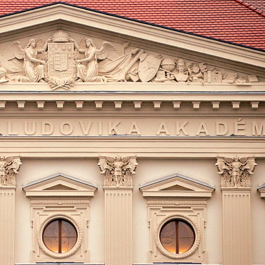 csigák végein oroszlánfejek és katonasisakok találhatók.