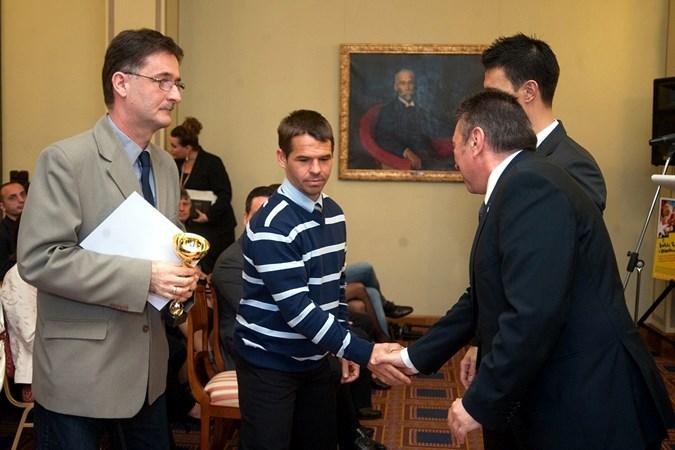 Iskolánk egyik testnevelője, Liska Bálint tanár úr a félmaratoni táv lefutását vállalta be, Pegánné Göntér Szilvia tanárnő pedig 6 kmen indult, amire komoly