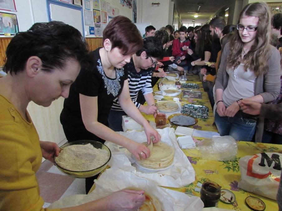 A hatalmas sikert aratott a hagyományok szerint a böjtöt megelőző Pancake Day felidézése, amely nemcsak ínycsiklandó édességgel, hanem örök emlékkel is kedveskedett a diákoknak.