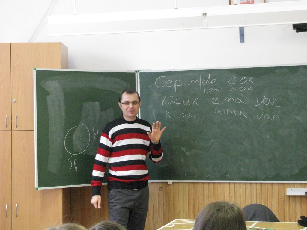 Végzős éveiben azonban kiderült, hogy nem a matematika és a kémia az erőssége, így hát a humán tárgyak felé fordult a figyelme. A fegyverek és az egyenruha vonzotta, ezért határrendésznek tanult.