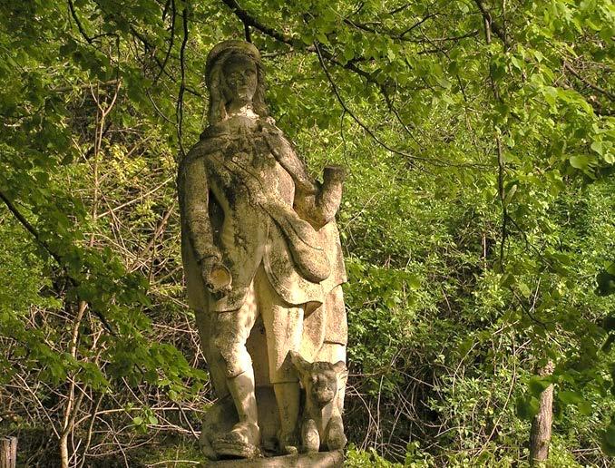 Lépcsősoron át megközelíthető, szabadon álló, egyhajós templom.