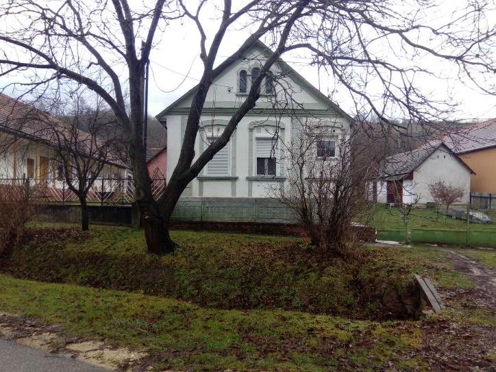 A magyarországi népi építészet kiterjed a hazánkban élő nemzetiségek építészeti hagyományaira is. E téren a német kisebbség alkotott maradandót.