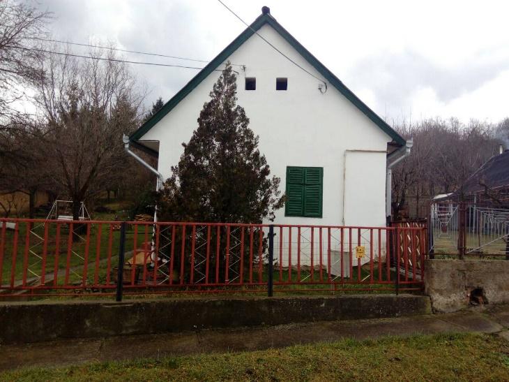 7 A mezőgazdasági területen, az udvar végén keresztben vagy hosszában álló hatalmas téglából készült csűrök igen látványos képet mutatnak.