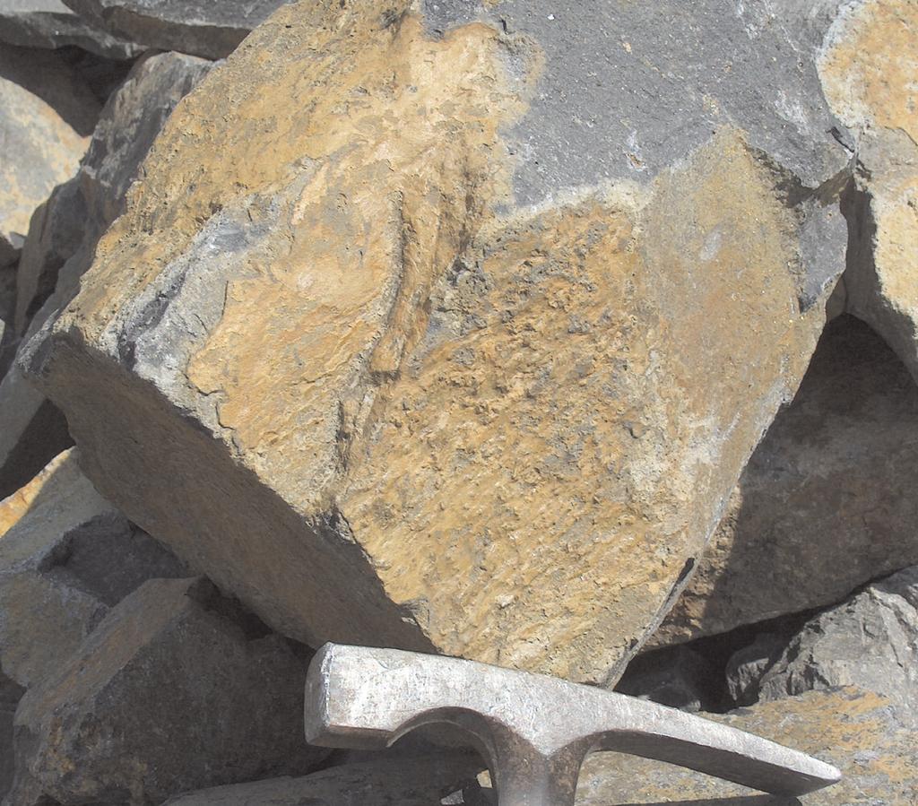 A hard, red and grey, granular andesite block with the freshly broken surface 9. fénykép. Recsk, Csákánykő-bánya.
