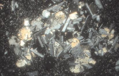 4, N. (The long edge of the photo is 4.2 mm) A piroxén- és plagioklász-fenokristályok eloszlásában is van különbség a két kőbánya kőzetei között.