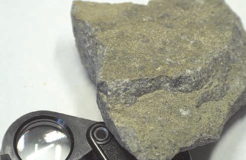 Nagyobb méretű, csipkézett szegélyű, karbonátos kitöltéseken víztiszta, tűs kristályok jelennek meg. 10 obj. N. (A kép hosszú éle 1,8 mm) Photo 21. Csákánykő quarry, Recsk.