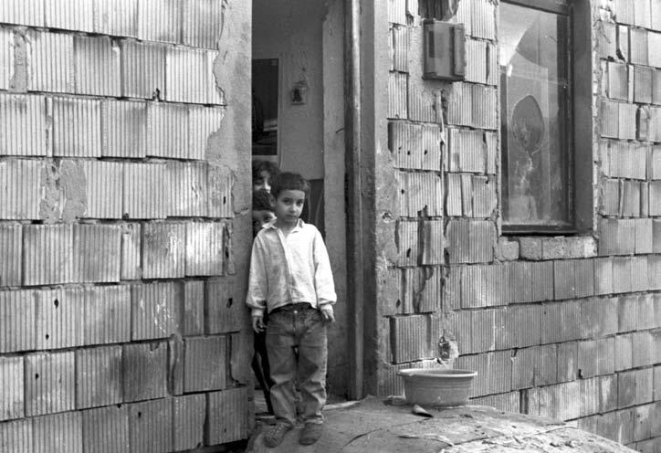 8. Lakhatást javító szolgáltatások, közösségi munka, settlement (Kecskés Éva) A szegregátumok olyan jellemzően térben elkülönült vagy elhatárolható település-részek, amelyekben az alacsony státuszú