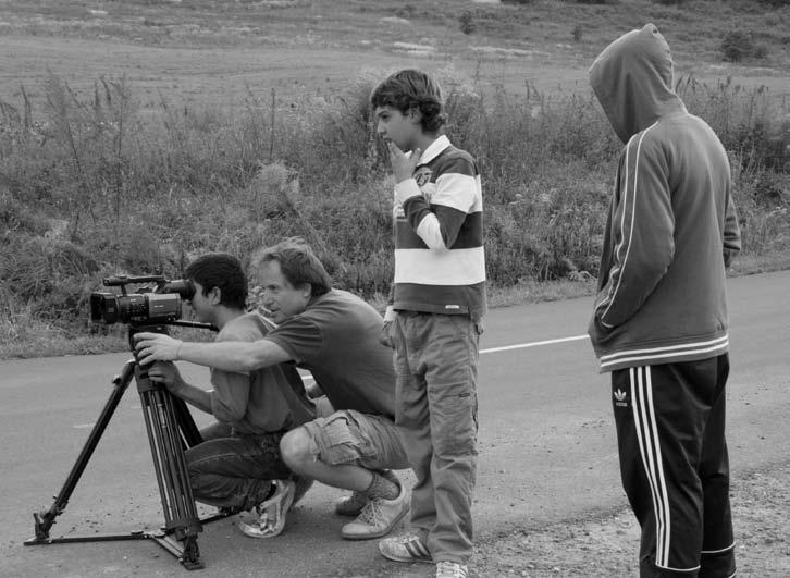 98 Az ötödik év után. Egy félbeszakadt akciókutatás története 2006-2011 A filmklubnak a vetítőgéptől jó kis falusi mozi hangulata van.
