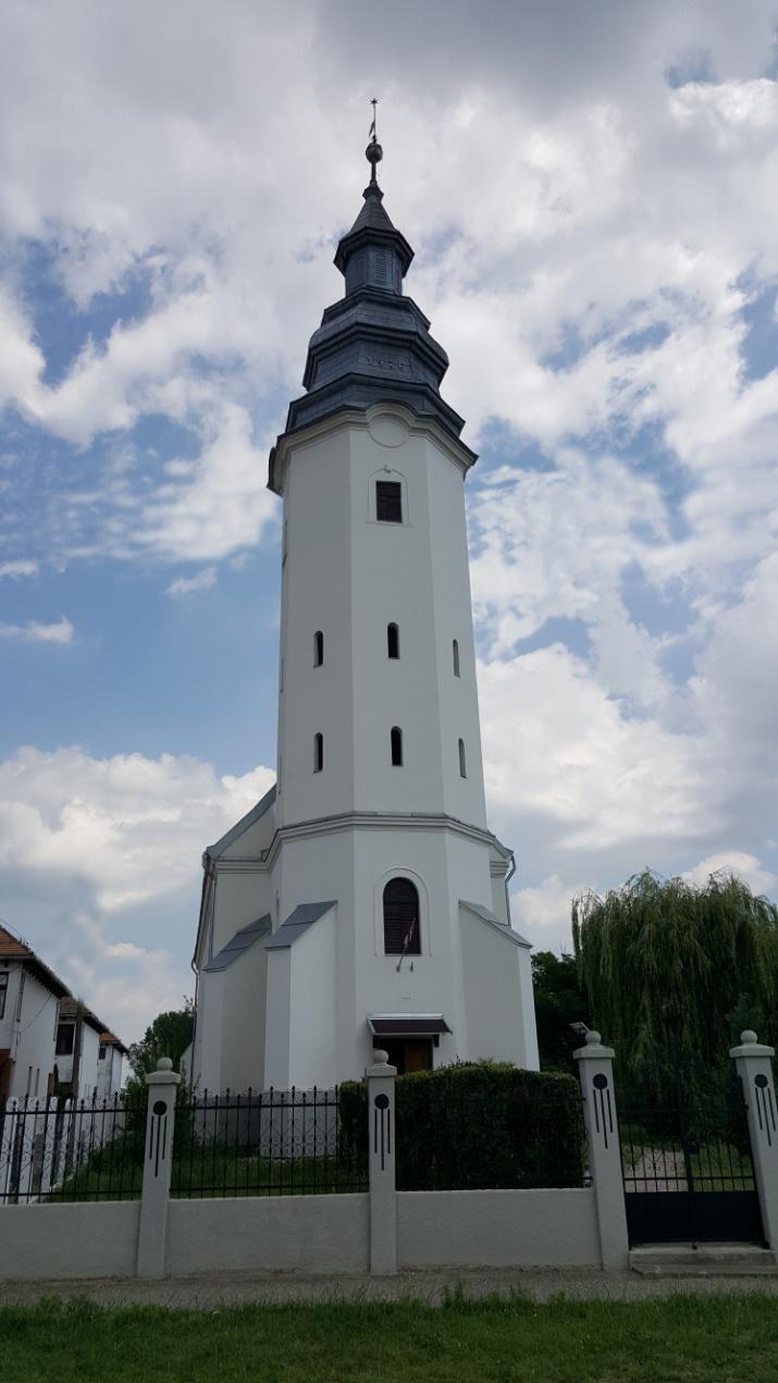 1. Leírás: A hét és fél méter magas falú templom kelet-nyugati tengelyű.