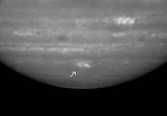 Az elméleteket, miszerint a folt egy egyszerű holdárnyék vagy a Callistóhoz, a Jupiter egyik holdjához hasonló sötét objektum, sorra elvetették (ugyanis ebben az esetben a folt rossz helyen is van és