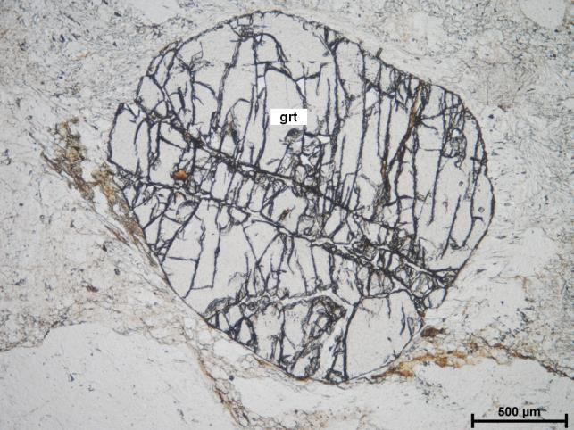 néhány cm) a 200-2000 µm vastag finomszemcsés hajladozó szálakból álló fehér csillám halmazok koszorújában 2-2,5 mm-t meghaladó sajátalakú, de töredezett,