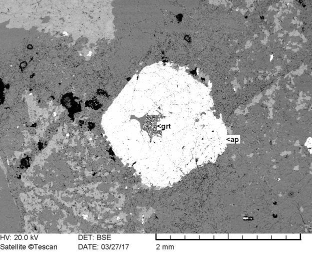 Apatit A rozsdás, illetve csillámos erekhez, átalakulási zónákhoz gyakran kötődik rengeteg kisebb, átlagosan 50-100 µm-es sajátalakú, vagy 5-600 µm-es, ritkán mm-t meghaladó földes megjelenésű,