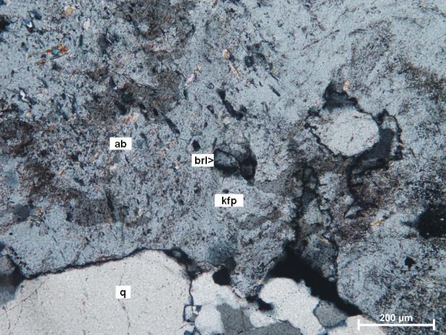 együtt, maximálisan 250 µm-es krumplik formájában. Az apatitok mentén néha 100-150 µm-es szabálytalan alakú xenotim is megfigyelhető.